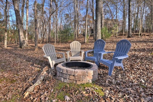 view of yard featuring an outdoor fire pit