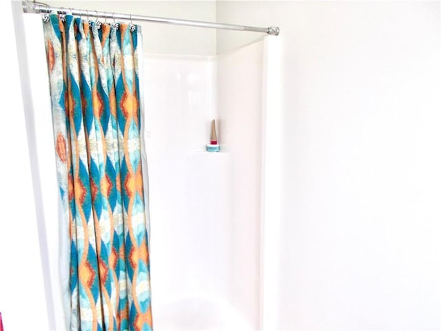 bathroom featuring a shower with shower curtain