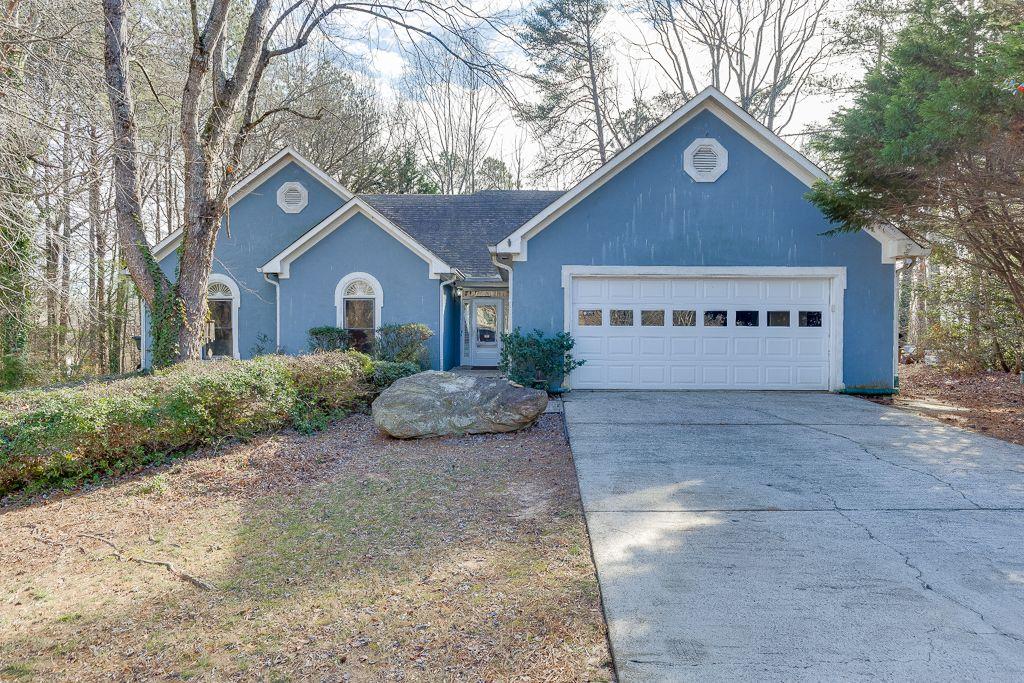 view of front facade with a garage