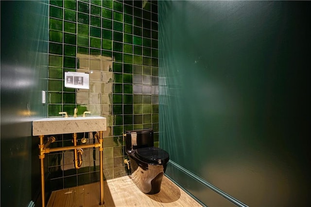 bathroom featuring tile walls