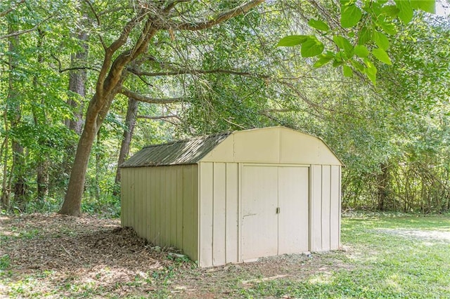 view of outdoor structure featuring a yard