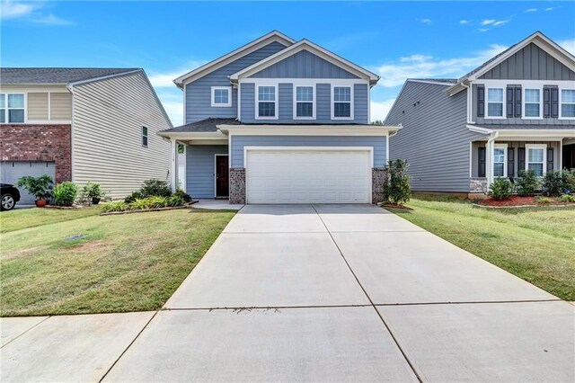 craftsman inspired home with a front lawn and a garage