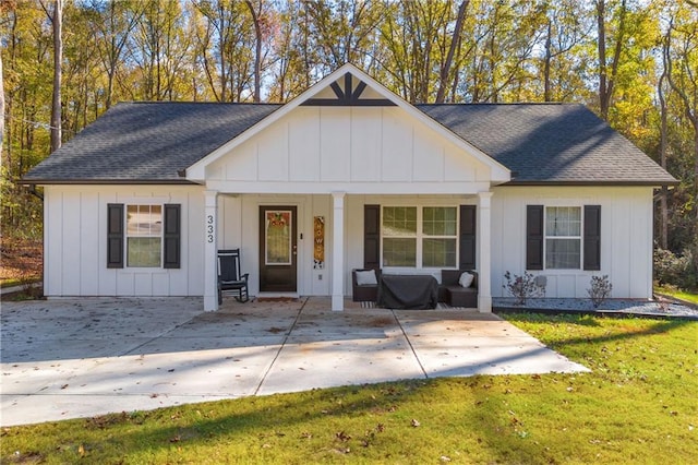 view of front of property featuring a front lawn and covered porch