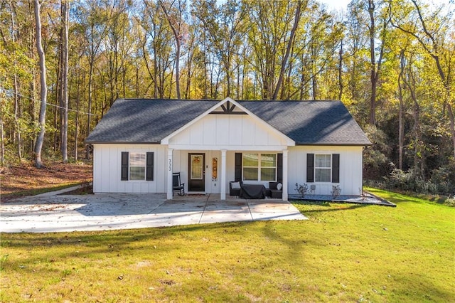 view of front facade featuring a front yard and a porch