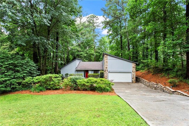 895 Fawn Way, Marietta, GA 30068 - mid-century inspired home with stone siding, driveway, and a front yard