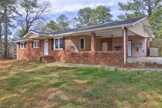 ranch-style house featuring a front lawn and brick siding