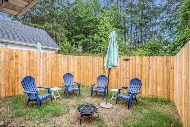 view of yard featuring an outdoor fire pit