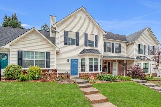 view of front of property featuring a front yard