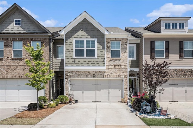 multi unit property featuring driveway