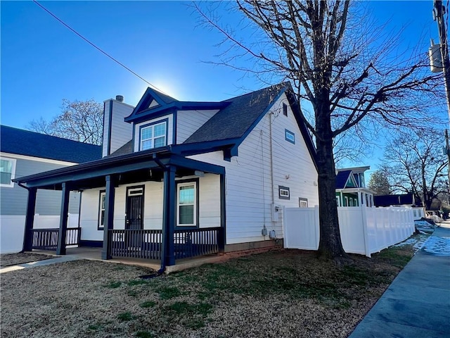 view of front of property featuring a porch