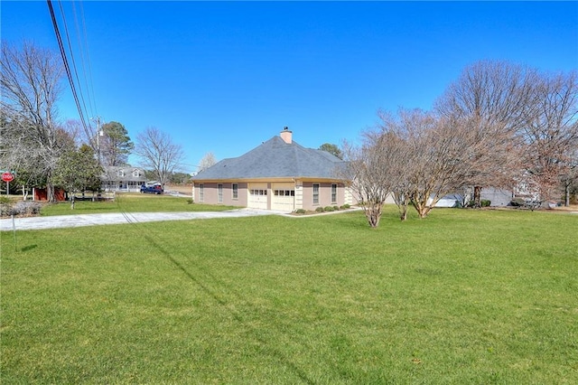 view of yard with driveway