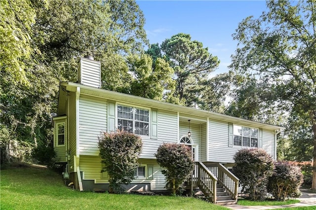 split foyer home featuring a front lawn