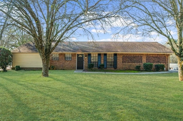 ranch-style house featuring a front yard