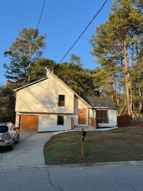 view of front of home featuring a front lawn and a garage