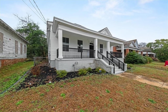 view of front facade featuring a front lawn and a porch