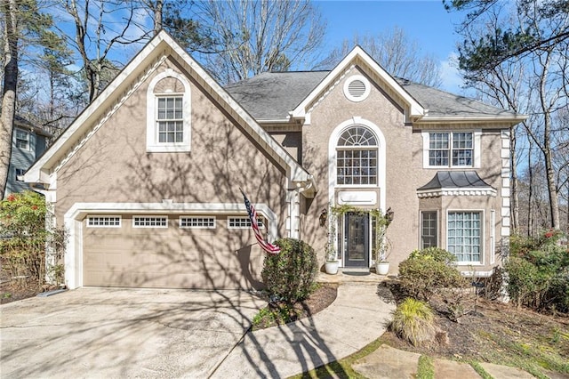 view of front facade featuring stucco siding and driveway