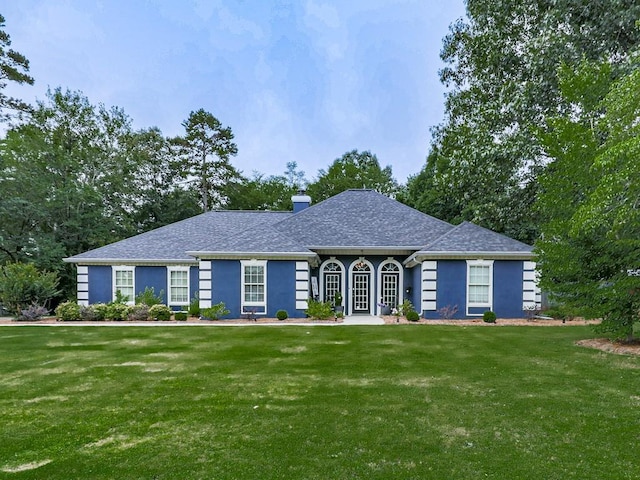 106 Warwick Way SE, Rome, GA 30161 - ranch-style home featuring a front lawn, a chimney, stucco siding, and roof with shingles