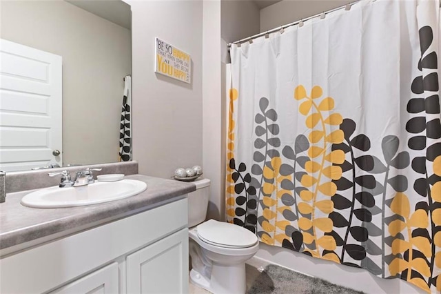 bathroom with a shower with curtain, vanity, and toilet