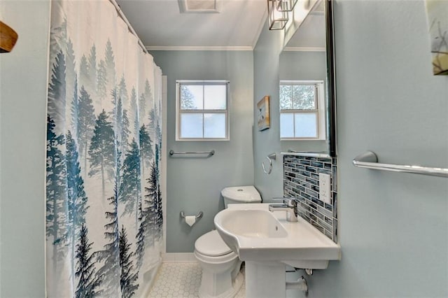 full bath featuring a shower with curtain, tile patterned floors, baseboards, toilet, and ornamental molding