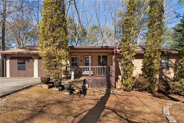 ranch-style house with covered porch and driveway