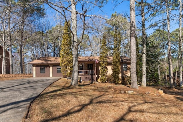 view of front of property featuring a porch and driveway