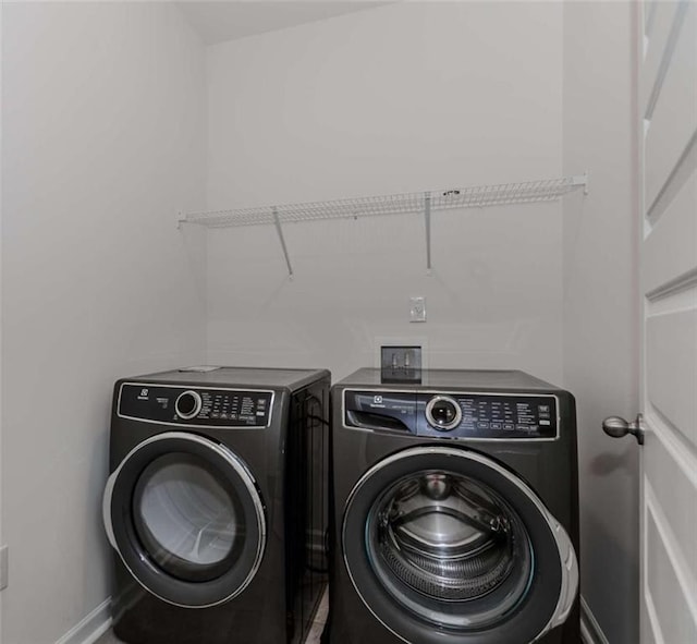 977 Daurian Dr, Statham, GA 30666 - washroom featuring separate washer and dryer and baseboards
