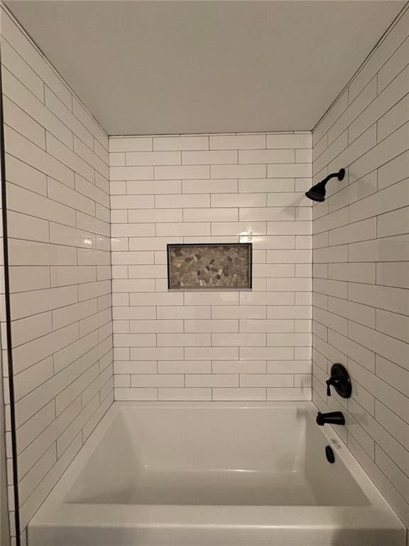 bathroom with tiled shower / bath