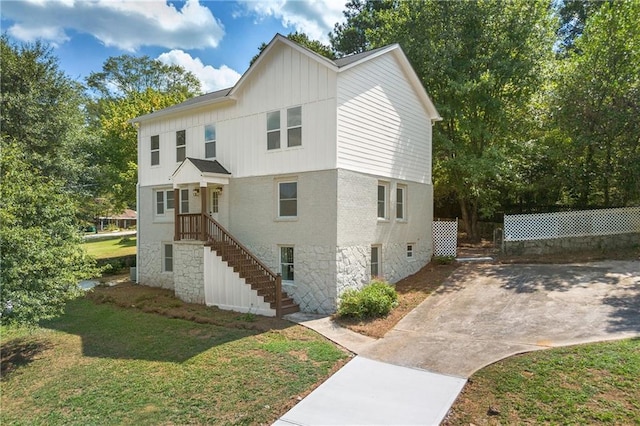 view of front of house featuring brick siding and a front lawn