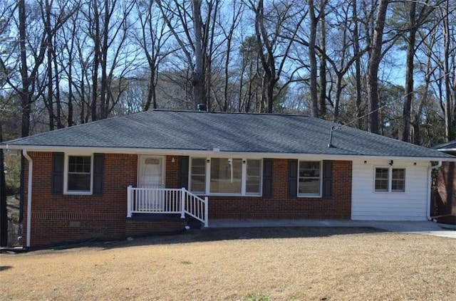 ranch-style house with roof with shingles, crawl space, a front lawn, a porch, and brick siding