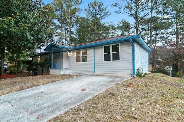 ranch-style home with a porch