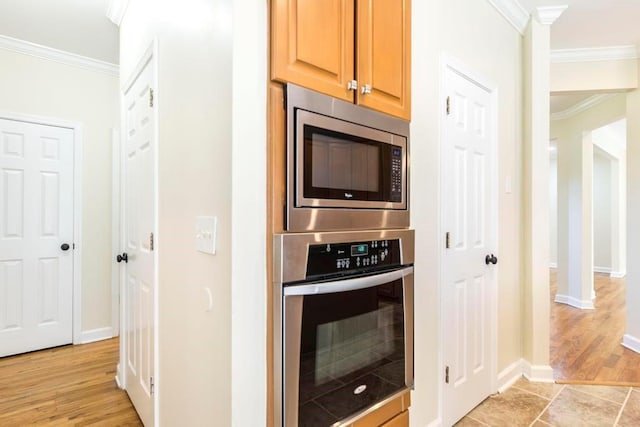 100 Bentwood Cir, Macon, GA 31210 - kitchen with appliances with stainless steel finishes, crown molding, baseboards, and light wood-style flooring