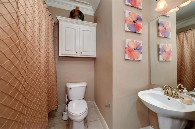 full bathroom with crown molding, a sink, baseboards, toilet, and tile patterned floors