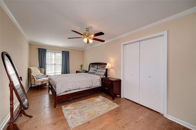 bedroom with ornamental molding, a ceiling fan, baseboards, and wood-type flooring