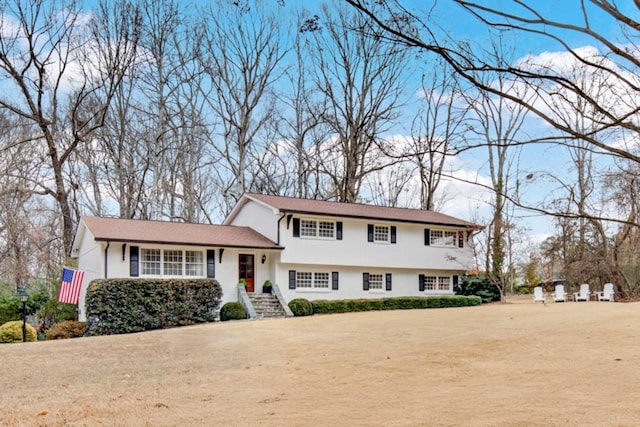 tri-level home featuring a front yard