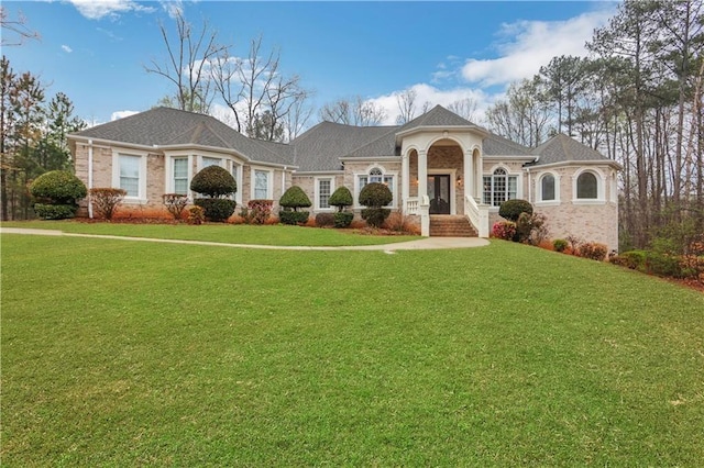 view of front facade featuring a front yard