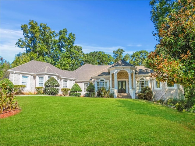 single story home featuring a front lawn