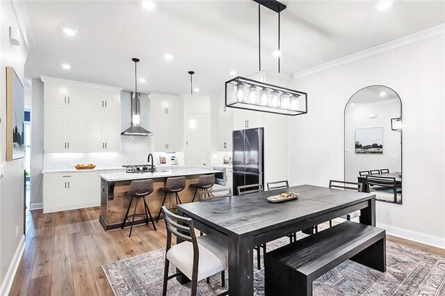 living room featuring crown molding, a notable chandelier, built in shelves, and dark hardwood / wood-style floors