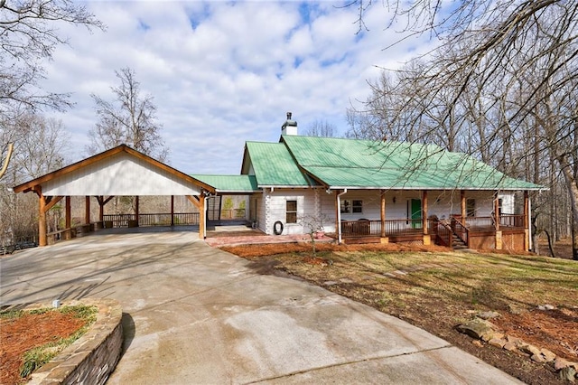 view of front of property featuring covered porch and a carport