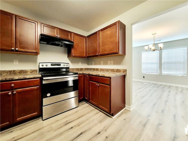 kitchen with electric range, light wood-style flooring, under cabinet range hood, baseboards, and a chandelier