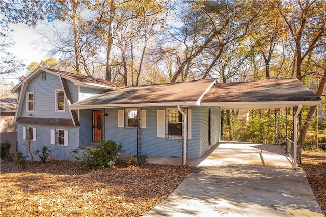 view of front facade with a carport and covered porch