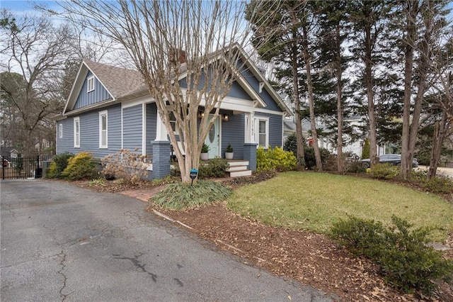 view of front of property featuring a front yard