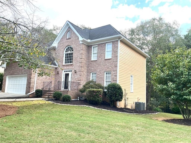 view of front facade featuring cooling unit, a front lawn, and a garage