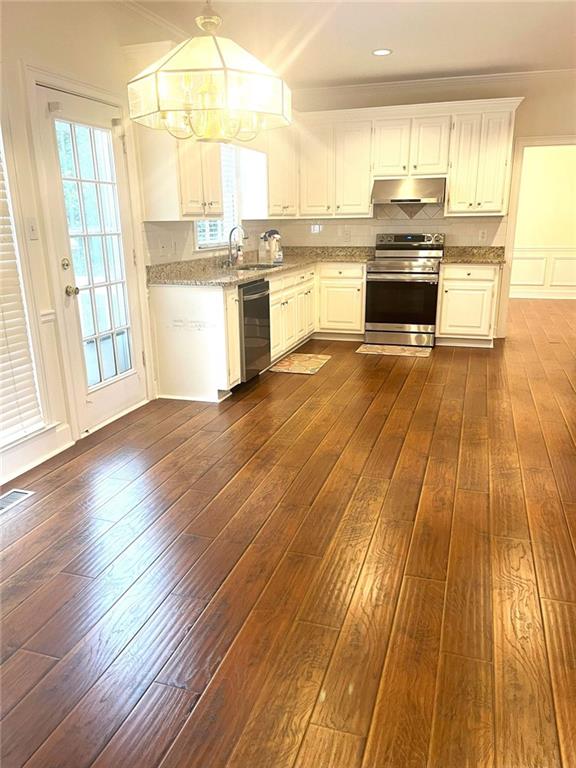 kitchen featuring sink, appliances with stainless steel finishes, dark wood-type flooring, and white cabinets