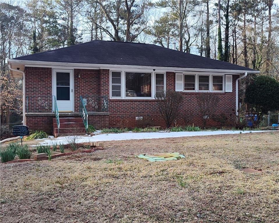 view of front of property with a front yard