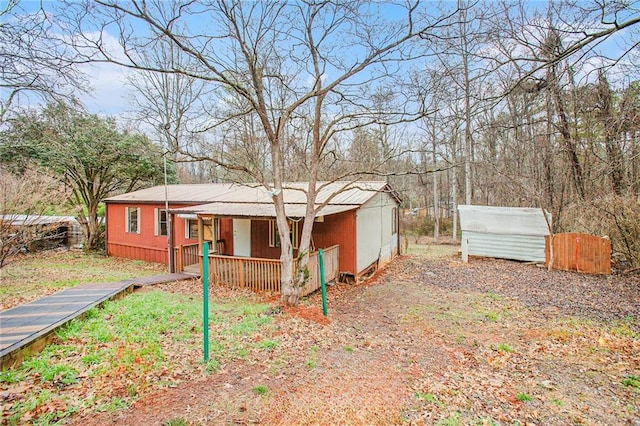 view of yard featuring an outdoor structure