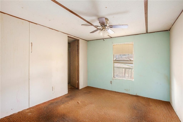 carpeted empty room featuring a ceiling fan