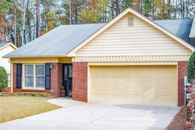 view of front facade featuring a front yard