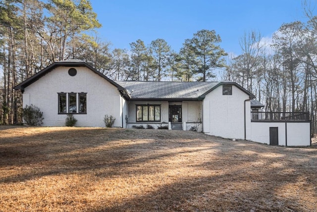 ranch-style house featuring a front yard