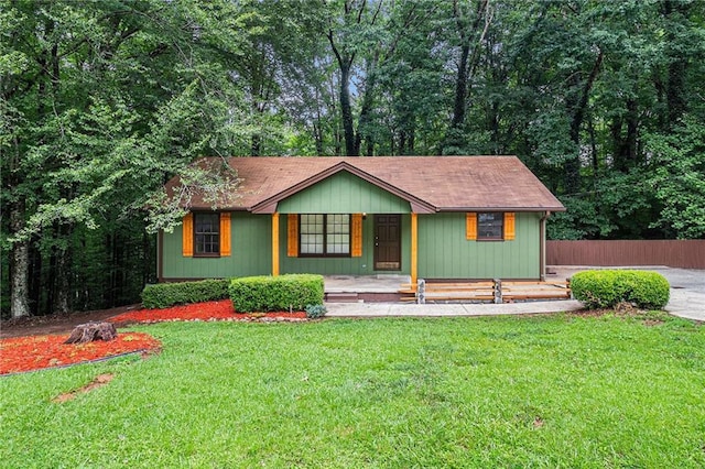 532 Watson St, Toccoa, GA 30577 - view of front facade with a porch