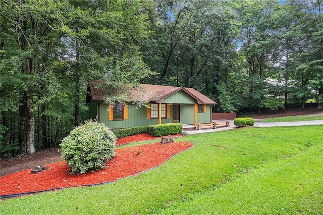 532 Watson St, Toccoa, GA 30577 - view of front facade featuring a front lawn